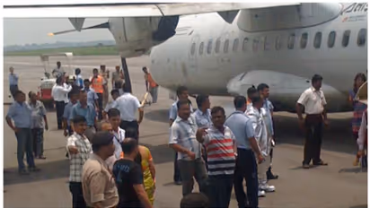 ടേക്ക്-ഓഫിനിടെ മൊബൈല് ഓഫ് ചെയ്തില്ല; 10 യാത്രക്കാരെ വിമാനത്തിൽ നിന്നും ഇറക്കി വിട്ടു !