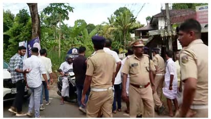 മണർകാട് യൂത്ത് കോൺഗ്രസ് -ഡിവൈഎഫ്ഐ സംഘർഷം; പൊലീസ് ലാത്തി വീശി