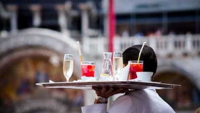 കുടിച്ച് മിച്ചം വരുന്ന മദ്യം ഒരുമിച്ച് ചേർത്ത് വിളമ്പും, പ്രശസ്ത ടൂറിസ്റ്റ് ഏരിയയിൽ ബാറുകള് ചെയ്യുന്നത് ഇതോ?