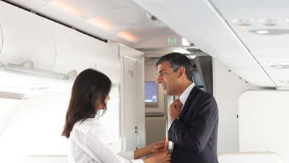 ದೇಶಕ್ಕೆ ಬಂದ ಮಗಳು ಅಳಿಯ,  ಸಾಂಪ್ರದಾಯಿಕವಾಗಿ ಕಚ್ಚೆ ಪಂಚೆ ಧರಿಸಿ ಸ್ವಾಗತಿಸಿದ ಕೇಂದ್ರ ಸಚಿವ!