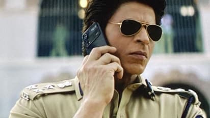 ജവാനില് ഷാരൂഖ് ഉപയോഗിച്ച ഫോണ് വിഷയമാകുന്നു; ചോദ്യം ചെയ്ത് സോഷ്യല് മീഡിയ