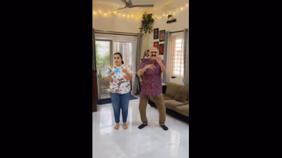 ಸಿಹಿ ಕಹಿ ಚಂದ್ರು ಜೊತೆ ಕುಣಿದು ಕುಪ್ಪಳಿಸಿದ ನಿರಂಜನ್ ದೇಶಪಾಂಡೆ ಪತ್ನಿ; ವಿಡಿಯೋ ವೈರಲ್! 