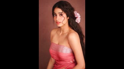 ಅಪರೂಪಕ್ಕೆ ಸೀರೆ ಧರಿಸಿ ಬ್ಲೌಸ್ ಹಾಕೋದೇ ಮರೆತ ಶ್ರೀದೇವಿ ಪುತ್ರಿ; ಫೋಟೋ ವೈರಲ್! 