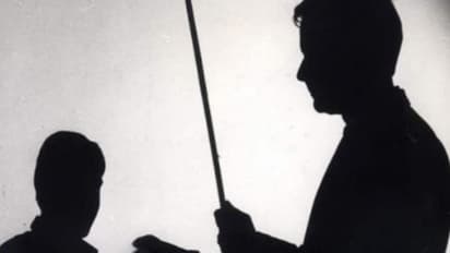 കൊടും ക്രൂരത; യുപിയിൽ നാലാം ക്ലാസുകാരനെ തല്ലിച്ചതച്ച് അധ്യാപകൻ, കൈമുട്ട് ഒടിഞ്ഞ് കുട്ടി ബോധംകെട്ട് വീണു