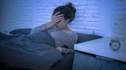 தூங்கும் போது நள்ளிரவில் திடீரென விழிப்பு வருவது ஏன்? அதை எப்படி தடுப்பது?