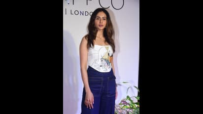 ரூ.3 கோடி மதிப்பில் புதிய சொகுசு கார் வாங்கிய பிரபல நடிகை.. வைரல் போட்டோஸ்