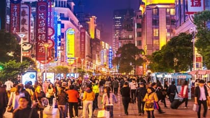 ചൈനയിൽ ചില വസ്ത്രങ്ങൾക്കും സംസാരത്തിനും വിലക്ക് വരുന്നു; വിമർശനവുമായി ജനങ്ങൾ