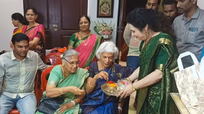 ಬೆಂಗಳೂರಿಗೆ ಬಂದು ಅರಿಶಿಣ-ಕುಂಕುಮ ಪಡೆದ ಬ್ರಿಟನ್‌ ಪ್ರಧಾನಿ ರಿಷಿ ಸುನಕ್‌ ತಾಯಿ: ಬೀಗತಿ ಸುಧಾಮೂರ್ತಿ ಸಾಥ್