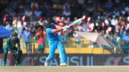 വിക്കറ്റ് കിട്ടിയിട്ടും പാകിസ്ഥാന്റെ ഷദാബ് ഖാന് ഇന്നുറങ്ങില്ല; അമ്മാതിരി അടിയടിച്ച് രോഹിത് ശര്മ്മ- വീഡിയോ