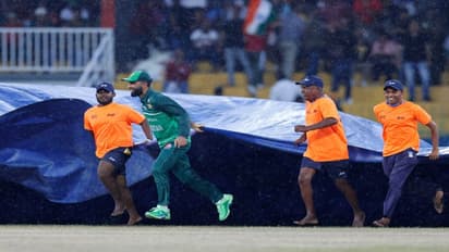 Pakistan vs India Super Fours:மைதான ஊழியர்களுக்கு தார்பாய் கொண்டு வர உதவி செய்த ஃபஹர் ஜமான்; வைரலாகும் வீடியோ!