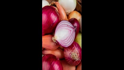 ರಾತ್ರಿ ಮಲಗುವಾಗ ಸಾಕ್ಸಲ್ಲಿ ತುಂಡು ಈರುಳ್ಳಿ ಹಾಕಿಟ್ರೆ ಎನು ಲಾಭ ಇಲ್ನೋಡಿ!