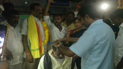 చంద్రబాబు అరెస్ట్ : నిరసనగా రోడ్డు పైనే శిరోముండనం...(వీడియో)