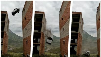 നാലുനിലയുടെ മുകളില്‍ നിന്നും കാറുമായി 'പറക്കാൻ' ശ്രമം, മൂക്കുംകുത്തി താഴേക്ക്, ട്വിസ്റ്റ്!