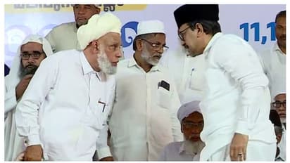 സമസ്തയെ പിന്നിൽ നിന്നും മുന്നിൽ നിന്നും കുത്താൻ ആരും നോക്കേണ്ട; സാദിഖലി തങ്ങളെ വേദിയിലിരുത്തി ജിഫ്രി തങ്ങൾ