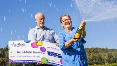 അടിച്ചു മോനേ... ജന്മദിനത്തിലെടുത്ത ലോട്ടറിക്ക് 'ലൈഫ് ടൈം' സെറ്റിൽമെന്‍റ്; 70കാരിക്ക് എല്ലാ മാസവും വൻ തുക!