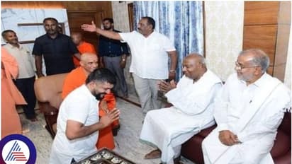 ಜೆಡಿಎಸ್‌-ಬಿಜೆಪಿ ಮೈತ್ರಿ ಬೆನ್ನಲ್ಲೇ ದೊಡ್ಡಗೌಡರ ಮುಂದೆ ಮಂಡಿಯೂರಿ ನಮಸ್ಕರಿಸಿದ ಸಂಸದ ಪ್ರತಾಪ್‌ ಸಿಂಹ
