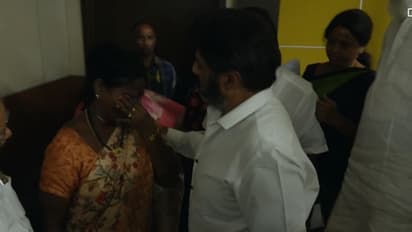 సెంట్రల్ జైల్లో చంద్రబాబు... బాలకృష్ణను పట్టుకుని బోరున విలపించిన మహిళ (వీడియో)