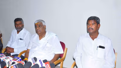 ಕಾಂಗ್ರೆಸ್ನ ಗ್ಯಾರಂಟಿ ನೆಪದಲ್ಲಿ ರೈತರ ಮನೆ ಹಾಳು: ಎಚ್ಡಿ ರೇವಣ್ಣ ಆಕ್ರೋಶ