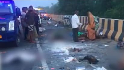 നിര്‍ത്തിയിട്ട ബസിലേക്ക് പാഞ്ഞുകയറി ട്രക്ക്; 11 മരണം, 12 പേര്‍ക്ക് പരുക്ക്