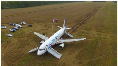 ഹൈഡ്രോളിക് തകരാര്; 170 യാത്രക്കാരുമായി പറന്നുയര്ന്ന റഷ്യന് വിമാനം പാടത്ത് അടിയന്തരമായി പറന്നിറങ്ങി