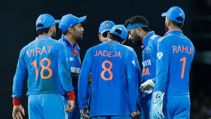 പ്ലേയിംഗ് ഇലവനിലെത്താൻ മലമറിക്കുന്ന പ്രകടനമൊന്നും അവൻ ഇതുവരെ നടത്തിയിട്ടില്ല, സൂര്യകുമാറിനെക്കുറിച്ച് സെവാഗ്