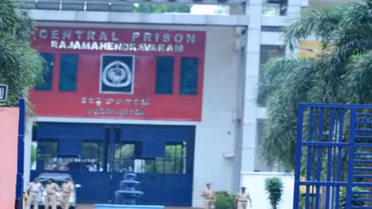 రాజమండ్రి సెంట్రల్ జైలులోగా రిమాండ్ ఖైదీ ఉన్న వ్యక్తి మృతి.. జైళ్ల శాఖ రియాక్షన్ ఇదే..