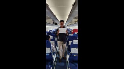 ఏకంగా విమానంలో ప్లకార్డులతో, రన్ వే పై పడుకుని... చంద్రబాబు అరెస్ట్ పై వినూత్న నిరసన