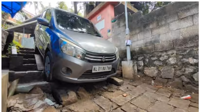 ഗൂഗിള് മാപ്പ് വഴികാണിച്ചത് പടിക്കെട്ടുകളിലൂടെ! വിനോദ സഞ്ചാരികളുടെ കാര് തിരിച്ചുകയറ്റാന് ക്രെയിന് എത്തിച്ചു