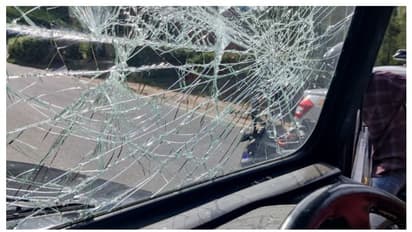 ബൈക്കിൽ പിന്നാലെ എത്തി തടഞ്ഞുനിർത്തി ജീപ്പിന്റെ ചില്ല് അടിച്ചു തകർത്തു! നാട്ടുകാർ പിടിച്ച് പൊലീസിലേൽപ്പിച്ചു