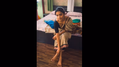 ನಟಿ ಚೈತ್ರಾ ಆಚಾರ್ ಸೀರೆ ಉಡುತ್ತಿರುವ ಫೋಟೋ ವೈರಲ್; ಎಲ್ಲಿಂದ ಲೀಕ್ ಅಯ್ತು?