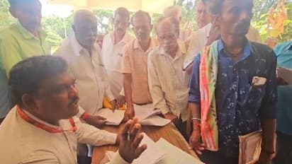 ಮಧ್ಯವರ್ತಿಗಳ ಹಾವಳಿ: ಕಚೇರಿ ಮುಖ್ಯದ್ವಾರದಲ್ಲೇ ಚೇರ್ ಹಾಕಿ ಕುಳಿತ ತಹಶೀಲ್ದಾರ್!