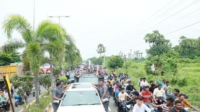 చంద్రబాబుతో ములాఖత్... భువనేశ్వరికి పరామర్శ... రాజమండ్రిలో పవన్ కల్యాణ్ (ఫోటోలు)
