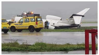 കനത്തമഴ: ലാൻഡിങ്ങിനിടെ റൺവേയിൽ നിന്ന് തെന്നിമാറി ചെറുവിമാനം; ഉണ്ടായിരുന്നത് എട്ടുപേർ, ആളപായമില്ല