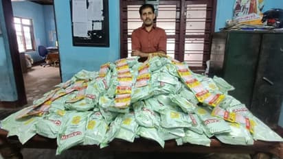 പരിശോധനയ്ക്കിടെ നിര്ത്താതെ പോയ വാഹനത്തെ പിന്തുടര്ന്ന് എക്സൈസ് സംഘം; 45 കിലോ നിരോധിത ഉത്പന്നങ്ങള് പിടികൂടി