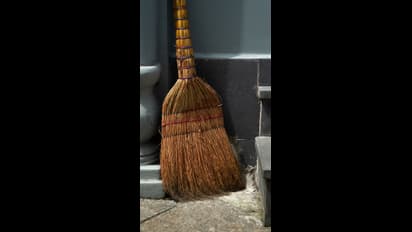 ವಾರದ ಈ ದಿನ ಪೊರಕೆ ಖರೀದಿಸಿದ್ರೆ ಧನಲಕ್ಷ್ಮೀ ನಿಮ್ಮನ್ನು ಹುಡುಕಿಕೊಂಡು ಬರ್ತಾಳೆ!