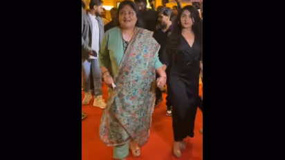 ಅತ್ತೆ ಕೈ ಹಿಡಿದು ಪತಿ ಸಿನಿಮಾ ನೋಡಲು ಬಂದ ರಾಗಿಣಿ ಪ್ರಜ್ವಲ್; ಫೋಟೋ ವೈರಲ್!