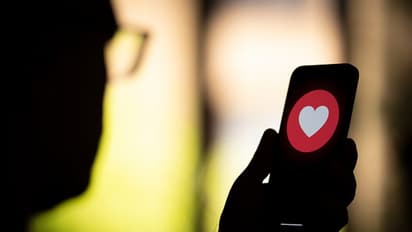 ഈ ഗള്ഫ് രാജ്യങ്ങളില് നിന്ന് എതിർലിംഗത്തിലുള്ളവര്ക്ക് 'ഹൃദയത്തിന്റെ ഇമോജി' അയച്ചാല് നിങ്ങള് ജയിലിലാകും !