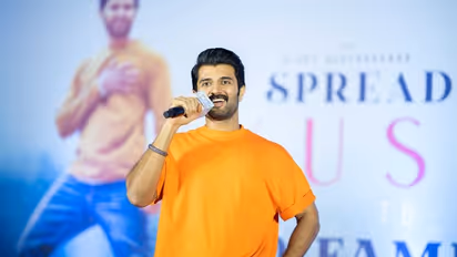 Vijay Deverakonda gifts Rs 1 Lakh cheques to over 100 families; wins hearts of fans