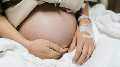 'ഭാര്യയുടെ പ്രസവത്തിന് സാക്ഷിയായി, മാനസിക തകരാറുണ്ടായി'; ആശുപത്രിയില് നിന്ന് നഷ്ടപരിഹാരം തേടി യുവാവ്