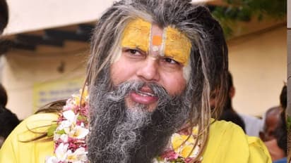 Premanand Maharaj Profile: कौन हैं प्रेमानंद महाराज? कानपुर का बच्चा कैसे बना वृंदावन का सबसे बड़ा सन्यासी?