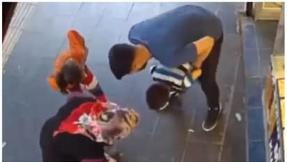 മിഠായി തൊണ്ടയിൽ കുടുങ്ങി ശ്വാസം മുട്ടിയ കുഞ്ഞിനെ അത്ഭുതകരമായി രക്ഷപ്പെടുത്തുന്ന അപരിചിതൻ; വീഡിയോ കാണാം !