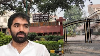 കേരളാ ഹൗസിന് മുന്നിലെ ചാണ്ടി ഉമ്മന്റെ ഫ്ലക്സ് മുഖ്യമന്ത്രി എത്തുന്നതിന് തൊട്ടുമുൻപ് നീക്കി