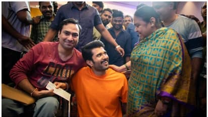 ‘ഖുഷി’ ഹിറ്റ്; 100 കുടുംബങ്ങള്ക്ക് ഒരുലക്ഷം നല്കി വാക്കു പാലിച്ച് വിജയ് ദേവരകൊണ്ട