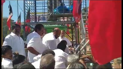 மாவட்டச் செயலாளரின் காலில் விழுந்த சட்டத்துறை அமைச்சர் ரகுபதி; புதுக்கோட்டையில் பரபரப்பு