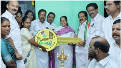 വീടില്ലാത്ത കുടുംബത്തിന് സ്നേഹക്കൂടൊരുക്കി പി ടി തോമസ് ഫൗണ്ടേഷന്‍; താക്കോല്‍ കൈമാറി രമേശ് ചെന്നിത്തല 