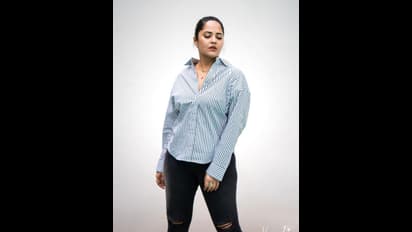 ಶರ್ಟ್ ಬಟನ್ ಬಿಚ್ಚಿ ಬೋಲ್ಡ್‌ ಪೋಸ್ ಕೊಟ್ಟ ಅನಸೂಯಾ: ಏನು ಕಾಣಿಸ್ತಿಲ್ಲ ಎಂದ ಫ್ಯಾನ್ಸ್!