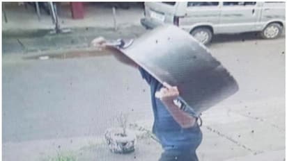 അദ്വൈതാശ്രമത്തിൽ മോഷണം; കള്ളൻ രക്ഷപ്പെട്ടത് ചെമ്പ് വാർപ്പ് കൊണ്ട് മുഖം മറച്ച്, ദൃശ്യങ്ങൾ പുറത്ത്