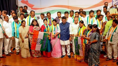 கர்நாடகாவில் ஓங்கும் காங்கிரஸ் கை! கட்சி தாவிய 15 தலைவர்கள்! அதிர்ச்சியில் பாஜக, ஜேடிஎஸ்!