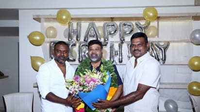 இயக்குனர் பிறந்தநாளை கேக் வெட்டி கொண்டாடிய 'சந்திரமுகி 2' படக்குழு! பி.வாசு கொடுத்த இன்ப அதிர்ச்சி!