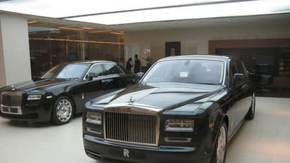 మీరు కూర్చునే కార్ సీట్ దేనితో చేస్తారో తెలుసా.. వాటి చర్మం  తీసి.. 